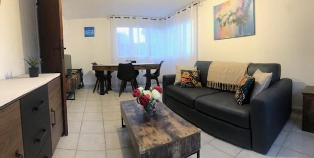 Votre Sejour A Sanary Dans Bas De Villa Avec Terrasse Vegetalisee Et Abritee Exposition Est Sud Ouest A 400M Du Centre Ville En Zone Pietonne Ou Tout Peut Se Faire A Pied Sanary-sur-Mer Eksteriør bilde